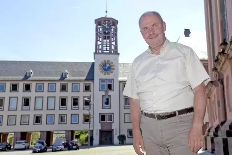 Der neue Wormser Oberbürgermeister Adolf Kessel (CDU) vor seinem künftigen Arbeitsplatz, dem Rathaus. Seine Amtszeit von acht Ja
