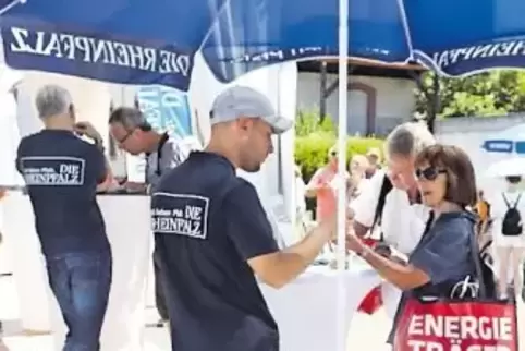 Der RHEINPFALZ-Stand musste in Annweiler ohne Nils Nager auskommen. Unter seinem Pelz herrschen mörderische Temperaturen.