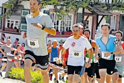 Der Felsenlandlauf startete erstmals in der Ortsmitte, und gleich führte der spätere Sieger Mark Weidler vom TuS Heltersberg das