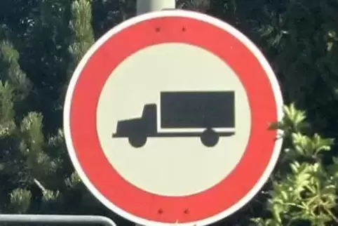 Durchfahrt für Lastwagen verboten: Das gilt nicht mehr für die Berliner Straße in Bobenheim-Roxheim.  Foto: Lenz-Foto