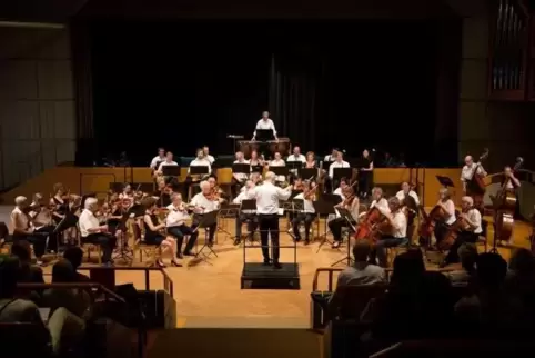 Wegen der großen Hitze fand das Serenadenkonzert in der Fritz-Wunderlich-Halle statt. Foto: Sayer