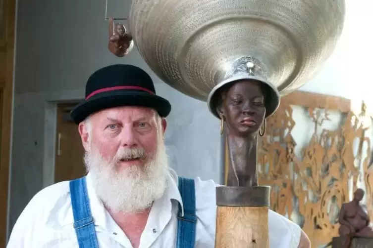 Skulpturen von Eckhard Schembs erinnern an seine Zeit in Afrika. Foto: Sayer