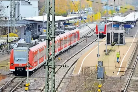 Noch fährt die S-Bahn Rhein-Neckar nur bis Homburg. Doch das soll sich künftig ändern.