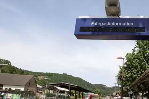 Die Bahn steht still: „Kein Zugverkehr, Ersatzverkehr mit Bussen“, lautet die Fahrgastinformation am Bahnhof Lauterecken. Foto: 