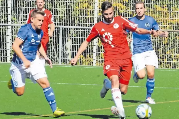 Aygün Coban (am Ball) hat in allen 30 Partien der abgelaufenen Saison für Rot-Weiss Seebach gespielt.