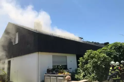 In diesem Wohnhaus in Steinalben gab es vermutich einen Küchenbrand. 30 Wehrleute bekämpften das Feuer.  Foto: Feuerwehr/Frei 