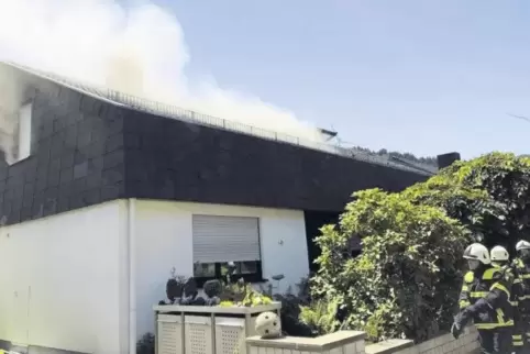 In diesem Wohnhaus in Steinalben gab es vermutich einen Küchenbrand. 30 Wehrleute bekämpften das Feuer.
