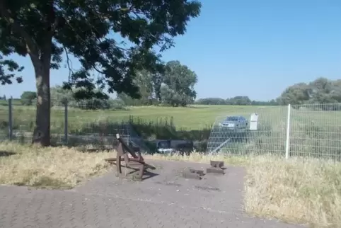 Rund 20.000 Euro Schaden verursachte ein 83-Jähriger, als er mit seinem Auto durch einen Zaun donnerte. Foto: Polizei