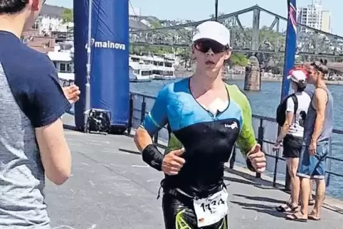 Nasse Schwämme im Trikot, Eiswürfel, Wasserduschen – auf dem Weg zum EM-Titel nutzt Tom Holzmann jede Gelegenheit, um seinem Kör