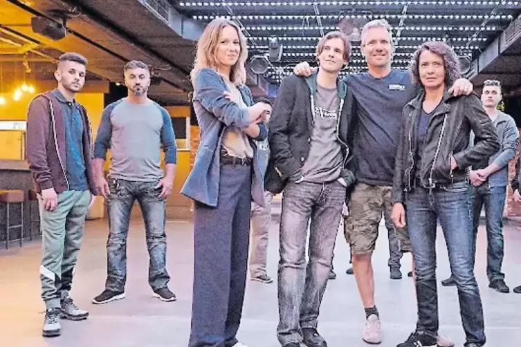 Drehbeginn (vorne von links): Lisa Bittner, Felix Strobel, Regisseur Tom Bohn, Ulrike Folkerts.