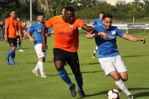 Haben sich angelegt: FC Speyer 09 (orange) und TuS Mechtersheim. Foto: Lenz