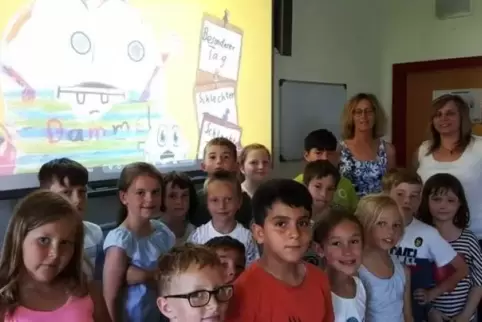 Die Klasse 2b der Grundschule Queidersbach mit ihrer Klassenlehrerin Cindy Alt (hinten rechts) und Schulleiterin Regine Weber.  