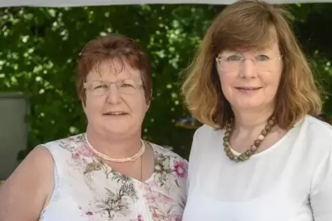 Hildegard Marx (links) ist neue Präseidentin des Lions-Clubs Kusel. Sie übernahm das Amt von Doris Bauer. Foto: m. hoffmann