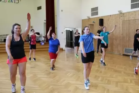 Hände hoch: Die Handballerinnen wärmen sich auf. Foto: Lenz