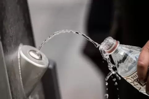  Foto: dpa/Andreas Arnold Am Brunnen kann Trinkwasser abgefüllt werden. Wer Glasflaschen verwendet vermeidet zusätzlich Plastikm