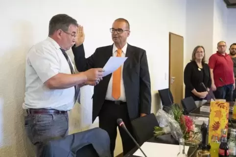 Amtsantritt vor vollem Haus: Arno Eckel (links) vereidigt Bürgermeister Peter Degenhardt in der gut besuchten Sitzung des Verban