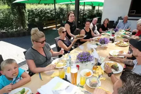 Herzhaftes mit Herzblut aufgetischt: Katsiaryna Siegel bedient die Gäste im Biergarten, während ihr Mann Uwe in der Küche steht.