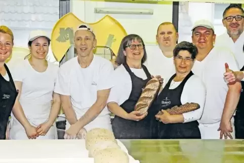 Ein funktionierendes Team (von links): Kathrin Zürn, Katharina Fuchs (Auszubildende zur Konditorin), Bäckermeister Jürgen Koch, 