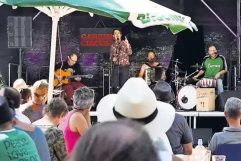 Gankino Circus begeisterte mit handgemachter Musik vermischt mit humorvollen Geschichten.