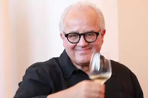 Zum Wohl: Starwinzer Fritz Keller vor seinem Vortrag im Saalbau.  Foto: Linzmeier-Mehn