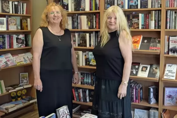 Dorothea Stahl und Ursula Malchau (von links) im Buchladen Gartenstadt. Foto: KUNZ