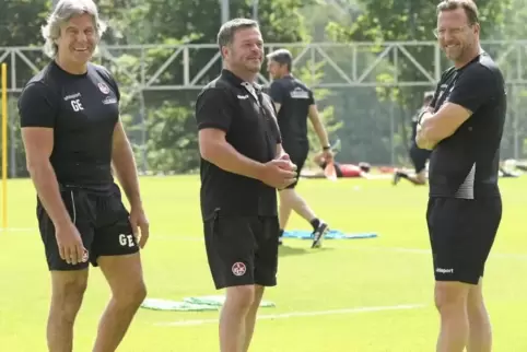 Gute Laune: FCK-Trainer Sascha Hildmann, Talentetrainer Gunther Metz und Torwarttrainer Gerry Ehrmann (von rechts. Foto: KUNZ 