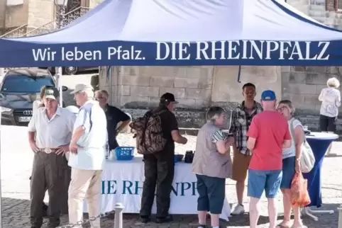 Der blaue RHEINPFALZ-Pavillon stand auf dem Veldenzplatz in Lauterecken. Foto: Sayer