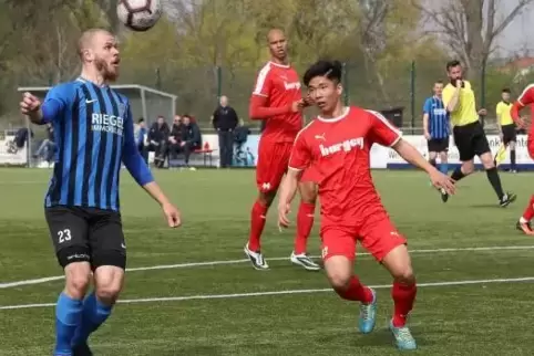Vorerst Kapitän: Marc Thau vom FC Speyer 09 (links). Foto: Lenz