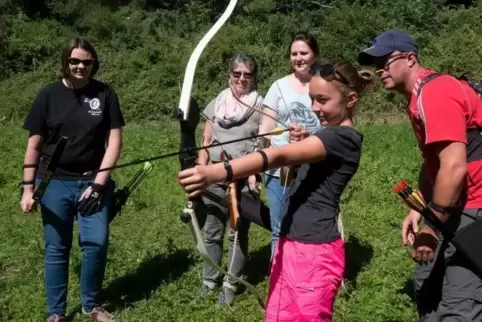 Lara Schreck führte Ingrid Feick aus Hüffler, Britta Emrich aus Henschtal sowie Jens Benner mit Tochter Marie aus Etschberg (von