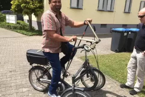 Bei der Probefahrt mit dem Spezialfahrrad: Yetsedaw Mesfin, der an Kinderlähmung erkrankt war und in seiner Mobilität eingeschrä