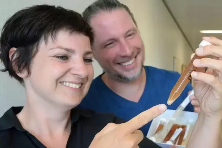 Friederike Rex vom Weincampus und Dominik Rödel vom BierProjekt freuen sich über die zurückgekehrten Proben. Foto: LM