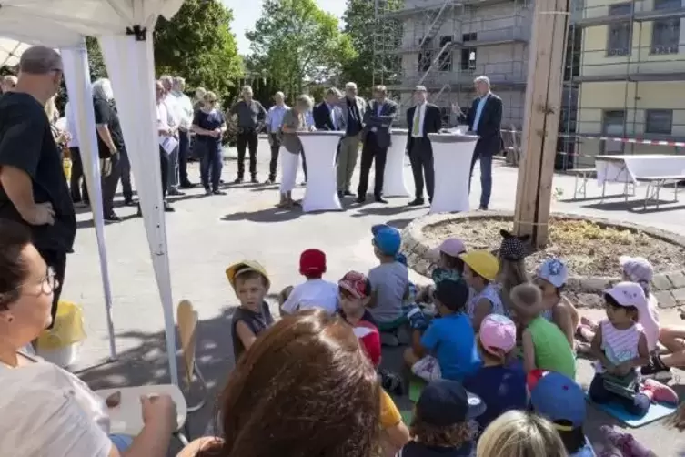 Kinder singen zum Richtfest: In der Julius-Küchler-Straße entsteht der Neubau der Kita Minimax. Foto: VIEW