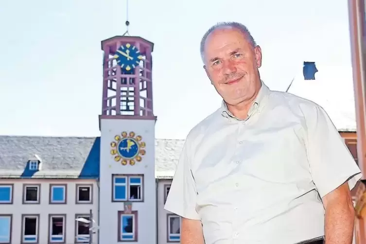 Der neue Wormser Oberbürgermeister Adolf Kessel (CDU) vor seinem künftigen Arbeitsplatz, dem Rathaus. Seine Amtszeit von acht Ja