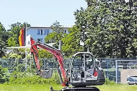 Die Bagger sind da: Auf der Wachenheimer Schwimmbadwiese entsteht ein Generationenplatz.