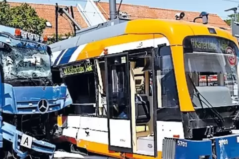 Die Straßenbahn war mit 25 bis 30 Fahrgästen besetzt.