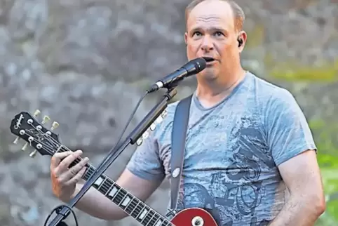 Michael Sauer und seine Bandkollegen heizten dem Falkensteiner Publikum mächtig ein.