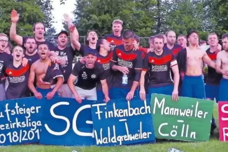 Jubel nach dem Coup in der Relegation: das Team der SG Finkenbach/Mannweiler/Stahlberg.