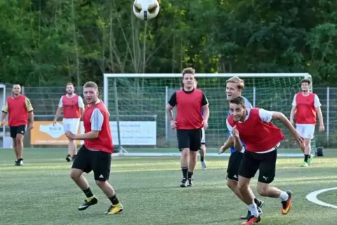 Bereiten sich auch aufs Lokalderby in Harthausen vor: der FV Dudenhofen III.  Foto: Lenz