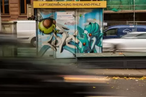 Die kritische Messstation an der Mainzer Parcusstraße. Dort liegen die Stickoxidwerte noch immer über dem Grenzwert. Foto: dpa