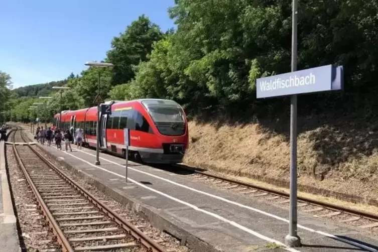 In Waldfischbach war am Mittwoch Endstation. Bahnreisende mussten auf dem Weg von Kaiserslautern nach Pirmasens auf den Bus umst
