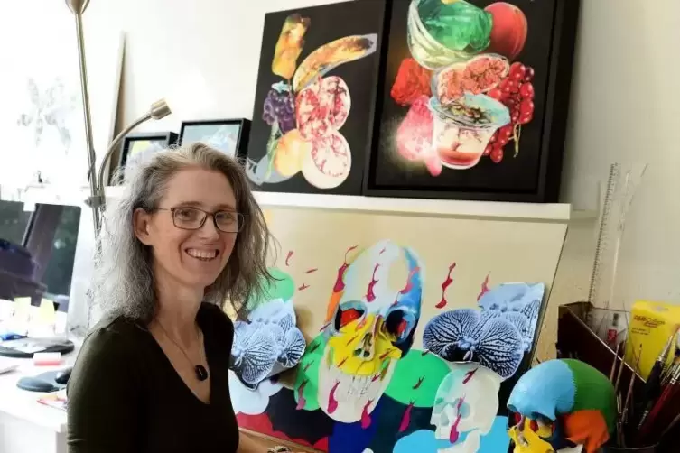 Gabriele Klinger in ihrem Atelier. Sie reibt die Farbe in die Bilder.  Foto: KUNZ