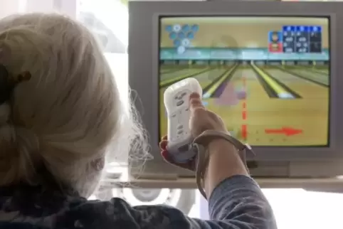 Symbolbild: Eine Seniorin spielt Bowling über die Spielkonsole Nintendo Wii- Foto: 