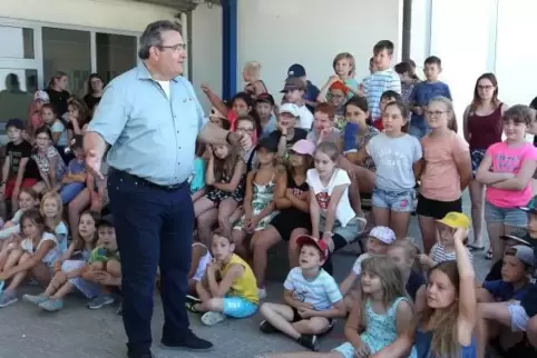 Ortsranderholung Römerberg: Der neue Ortsbürgermeister Matthias Hoffmann stellt sich den Kindern vor. Foto: Lenz