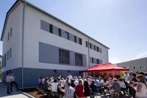 Von der Feuerwehr bewirtet konnten sich die Gäste der Eröffnungsfeier eine guten Eindruck von Gebäude und der Außenanlage in der