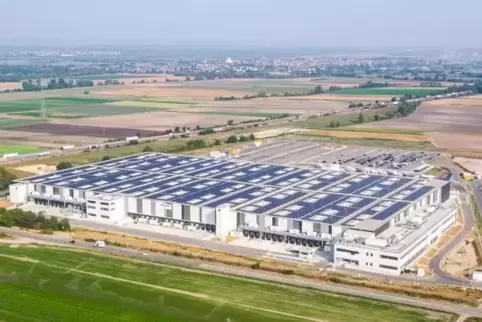 Dort wollen die Menschen zu Fuß hin: zu ihrem Arbeitsplatz bei Amazon im Frankenthaler Gewerbegebiet Am Römig. Foto: Amazon/frei