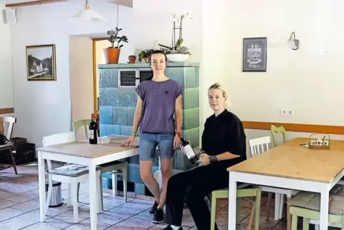 Die neue Pächterin des Café und Bistro Birkwieserhof, Julia Graf (links), mit ihrer Köchin Sophie Marckert im neu gestalteten Ga