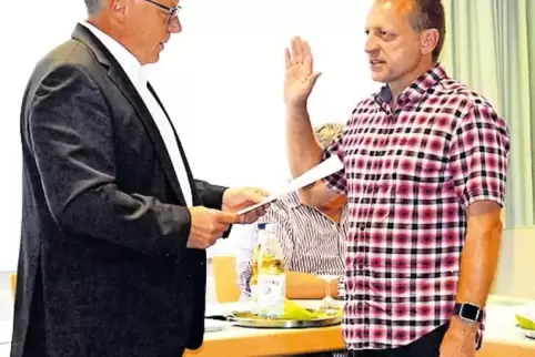 Bürgermeister Bernd Findt vereidigt Volker Schmidt.