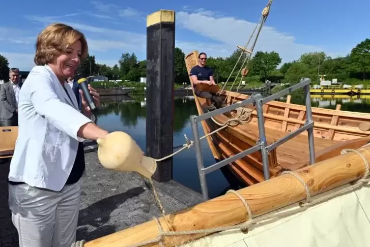 Die rheinland-pfälzische Ministerpräsidentin Malu Dreyer tauft den Nachbau eines römisches Handelsschiffes auf den Namen Bissula