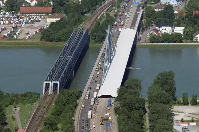 Reichen nach Ansicht der Karlsruher Grünen aus: Die beiden existierenden Rheinbrücken zur Südpfalz. Luftbild: Sandbiller
