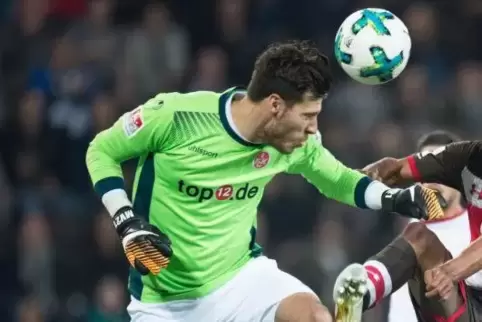 Voller Einsatz: Torwart Marius Müller, hier im FCK-Trikot. Foto: Kunz